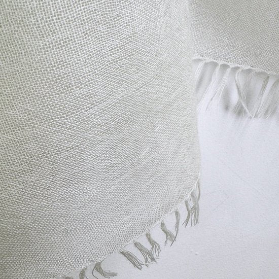 Lace 薄手ウール&シルク アリー手刺繍ストール (ホワイト/ライトブルー)