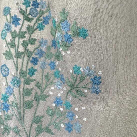 ミモザ 薄手ウール&シルク アリー手刺繍細幅ストール (グレージュ)