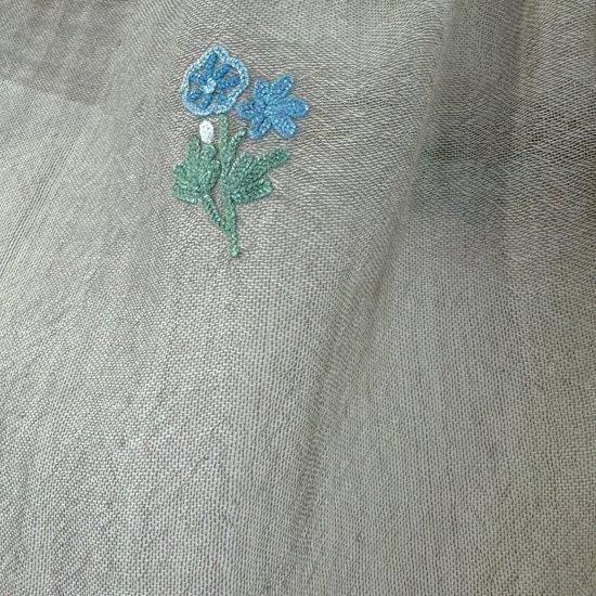 ミモザ 薄手ウール&シルク アリー手刺繍細幅ストール (グレージュ)