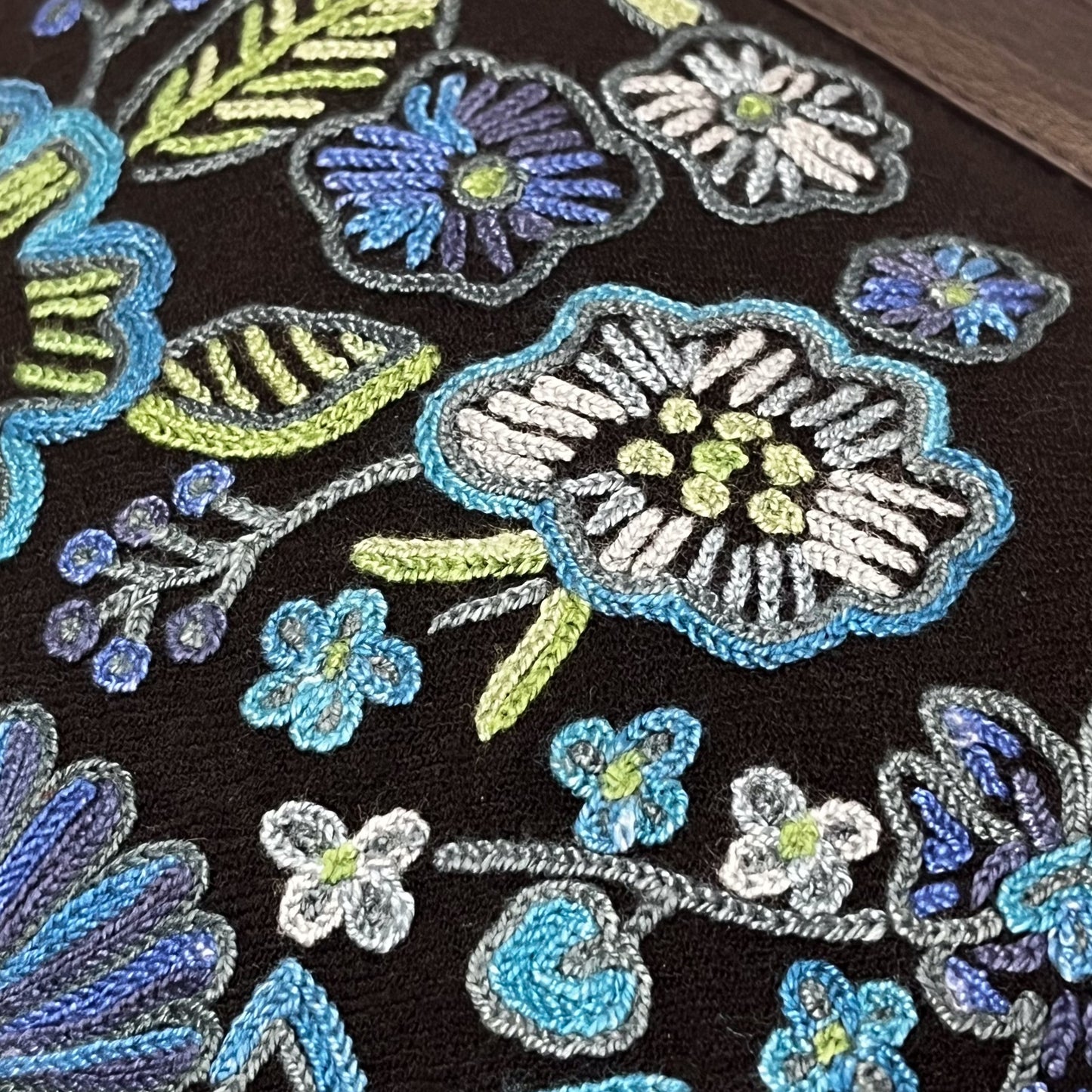 Arry hand-embroidered flower motif shoulder bag 21 cm x 31 cm (black/blue)