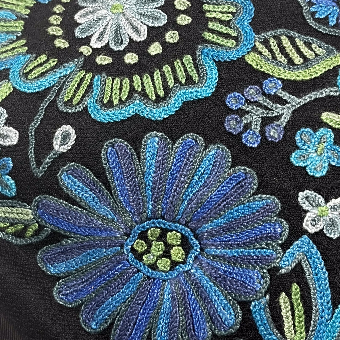 Arry hand-embroidered flower motif shoulder bag 21 cm x 31 cm (black/blue)