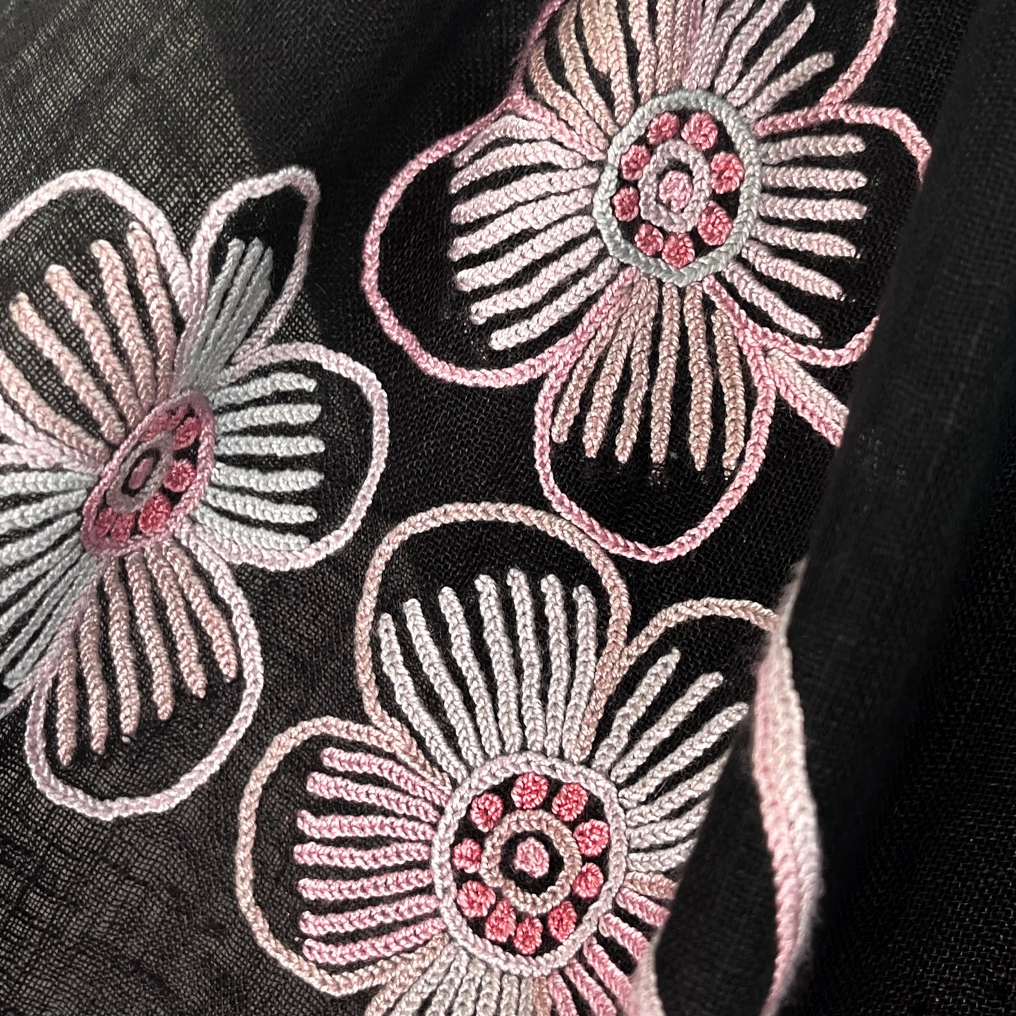 リネン アリー手刺繍ストール (ブラック/ライトピンク)