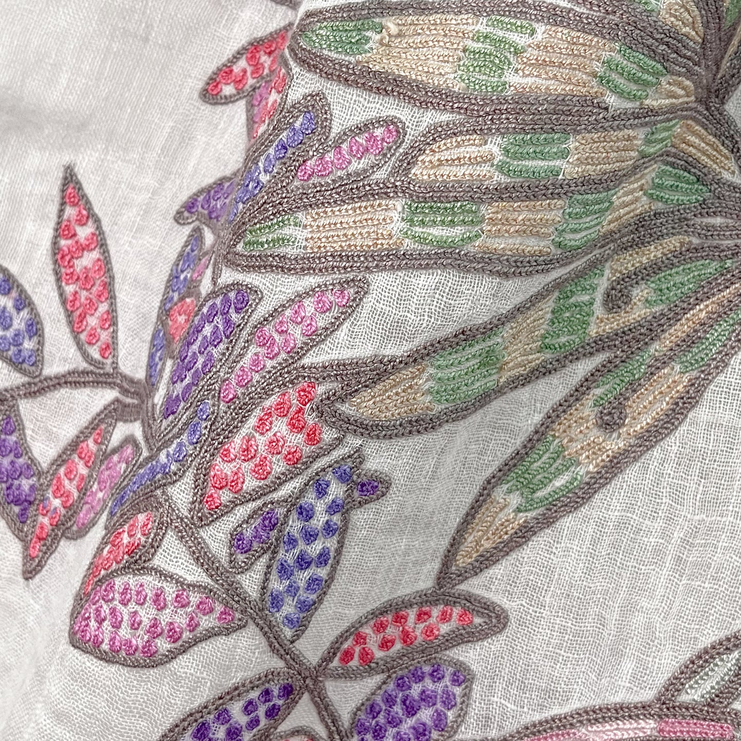 ボタニカル柄 麻素材 アリー手刺繍ストール (ホワイト)