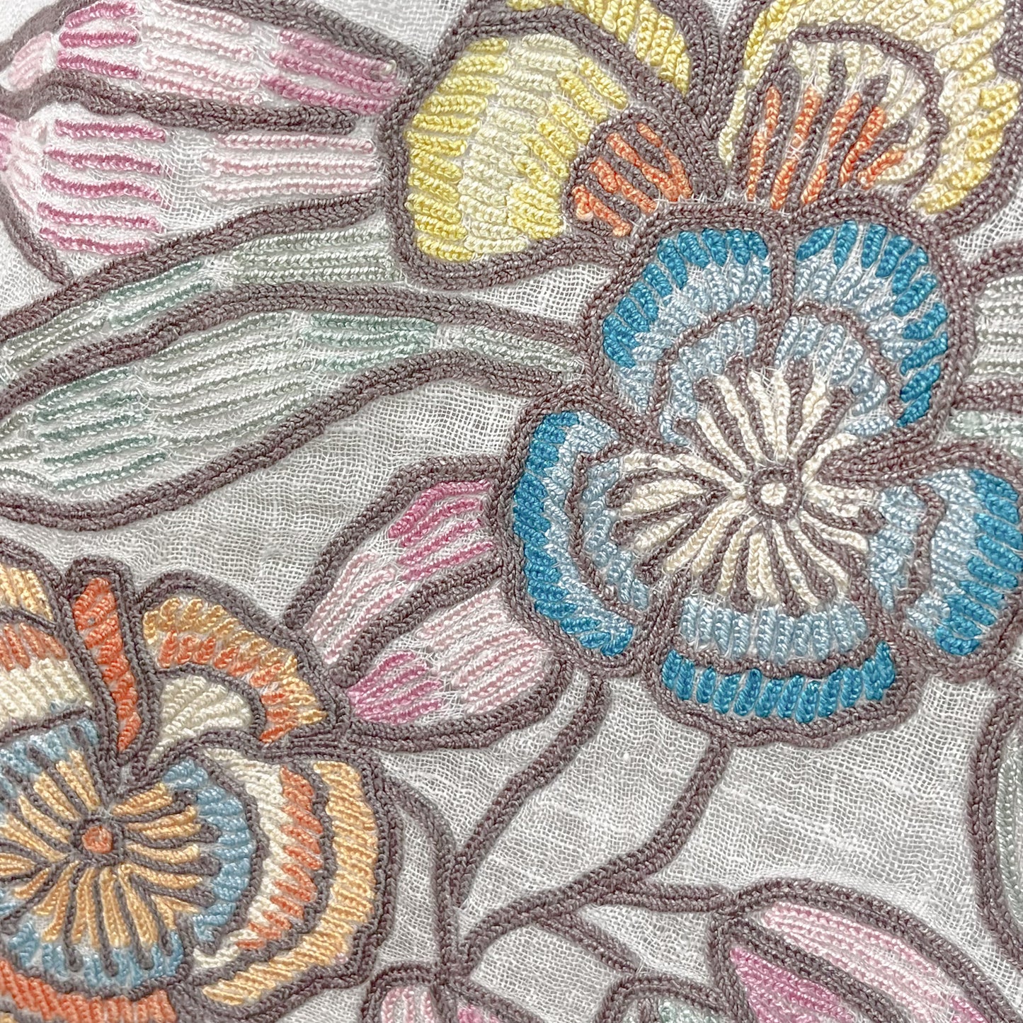 ボタニカル柄 麻素材 アリー手刺繍ストール (ホワイト)
