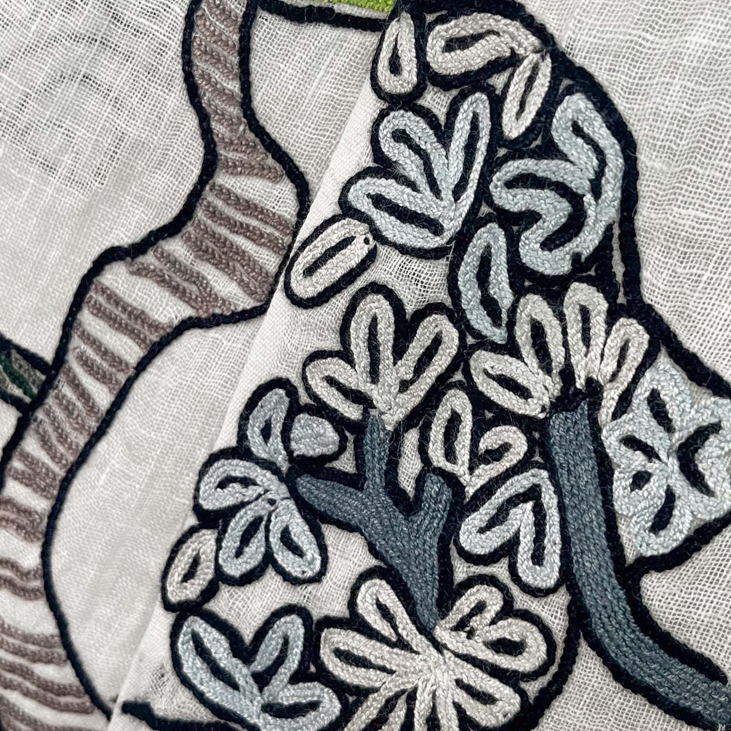 Peace On Earth リネン 手刺繍ストール(ホワイト)