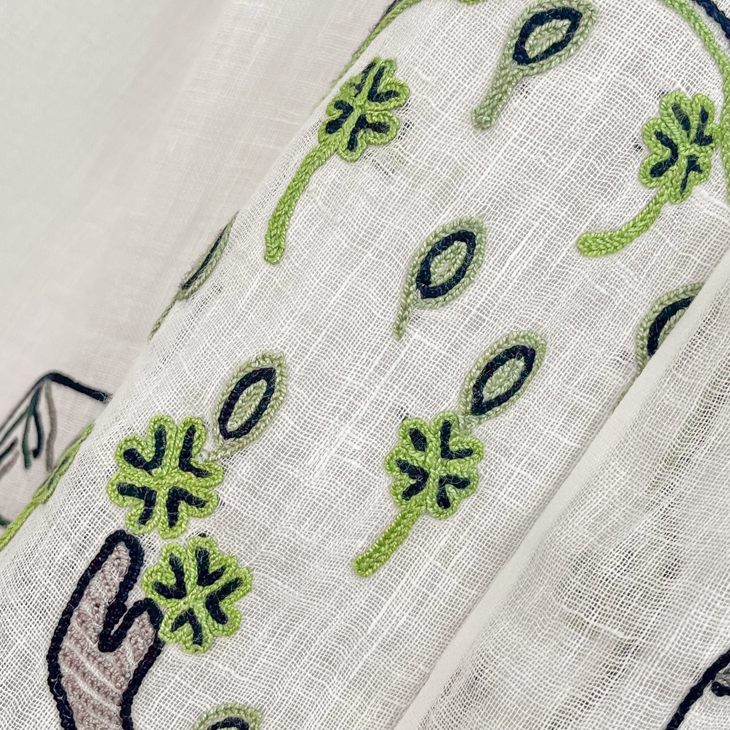 Peace On Earth リネン 手刺繍ストール(ホワイト)