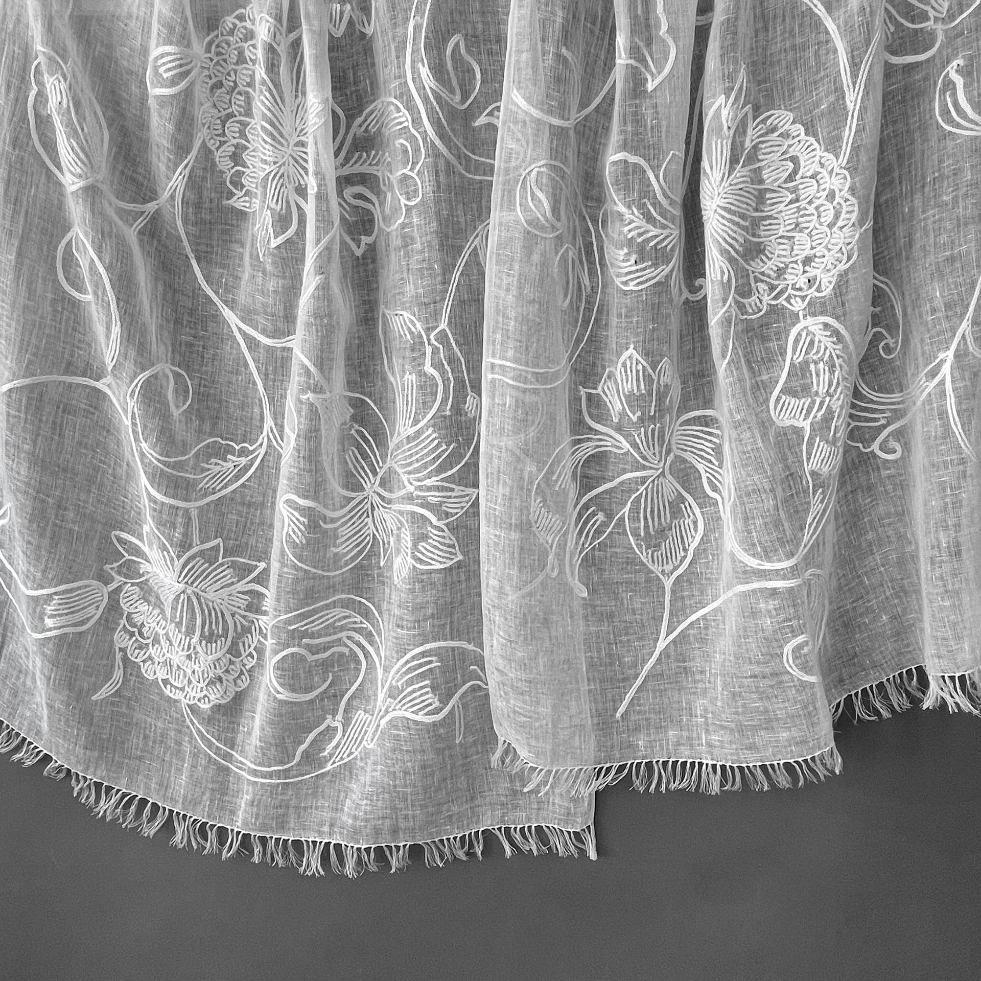 EXOTIC FLOWER 麻素材 アリー手刺繍ストール (ホワイト) – TARA BLANCA