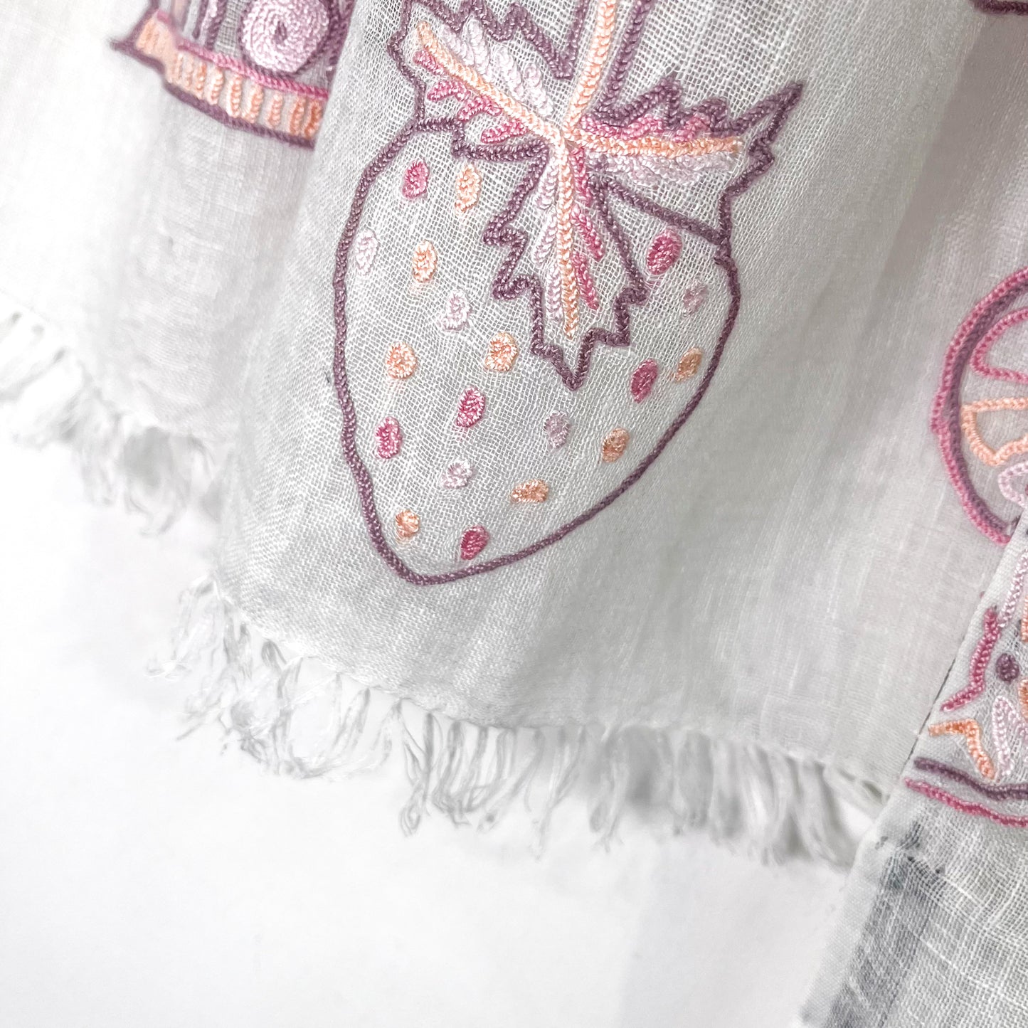 PARTY柄 麻素材 アリー手刺繍ストール (ホワイト/ライトピンク)