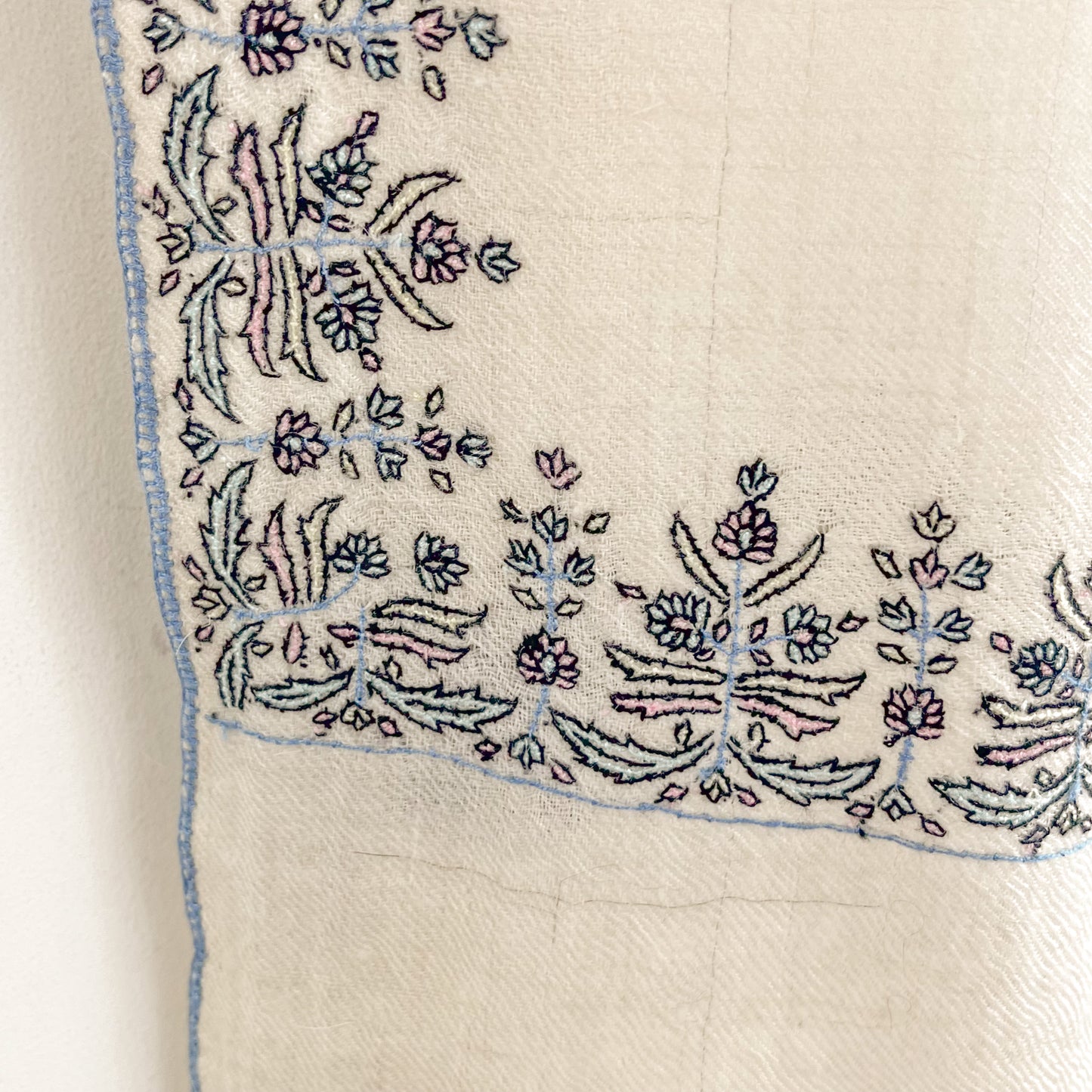 手織りカシミヤ ニードル手刺繍ショール (ホワイト)