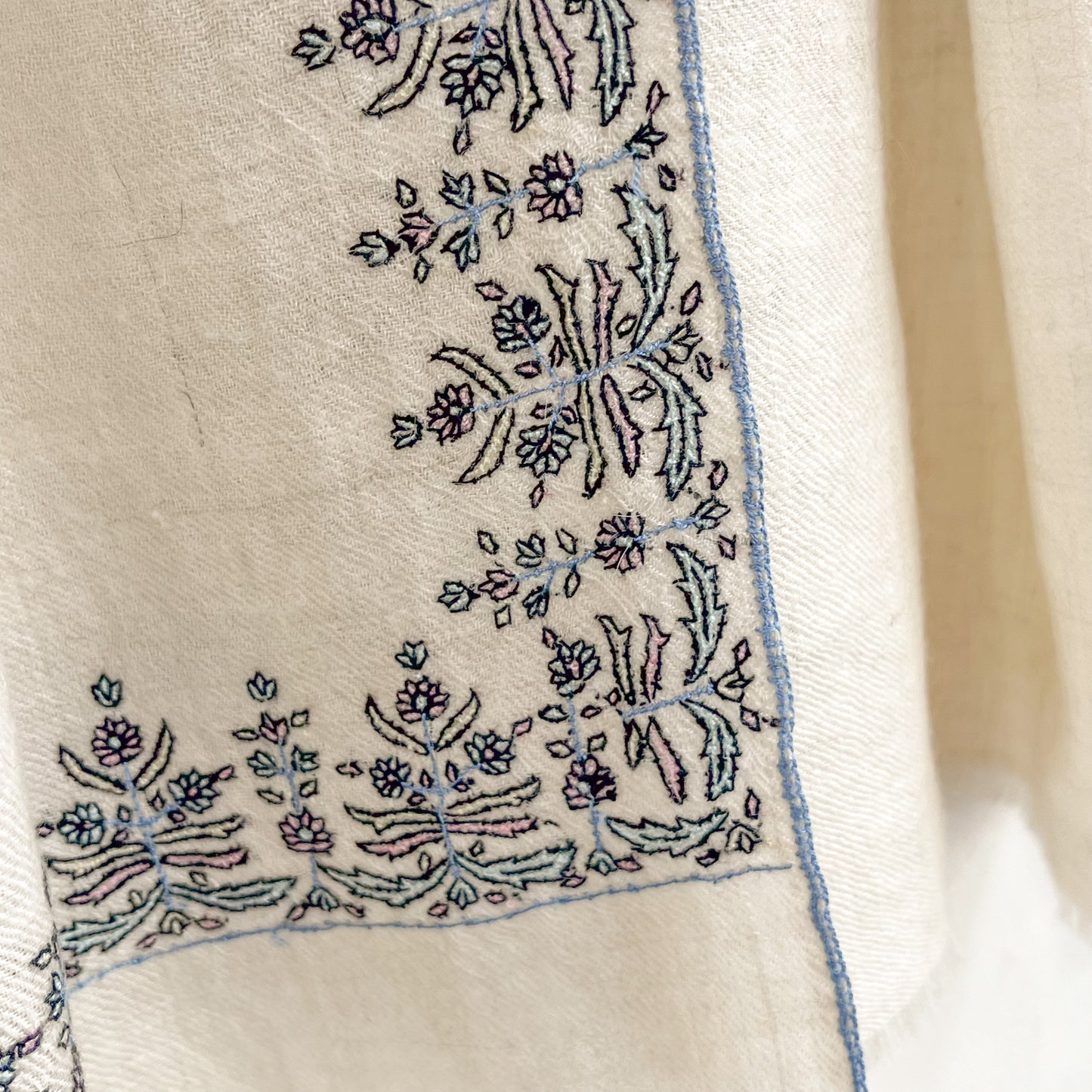 手織りカシミヤ ニードル手刺繍ショール (ホワイト)