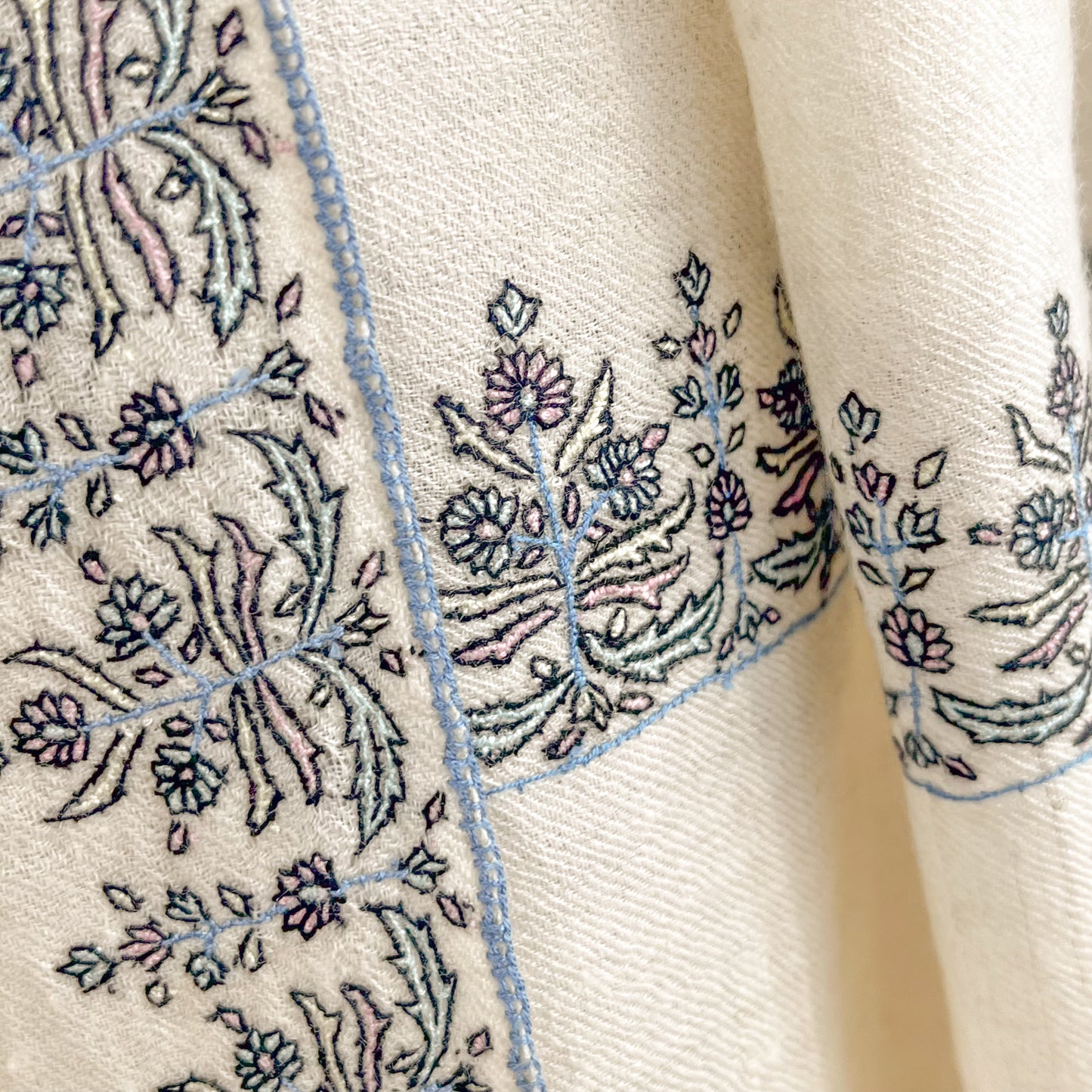 手織りカシミヤ ニードル手刺繍ショール (ホワイト)