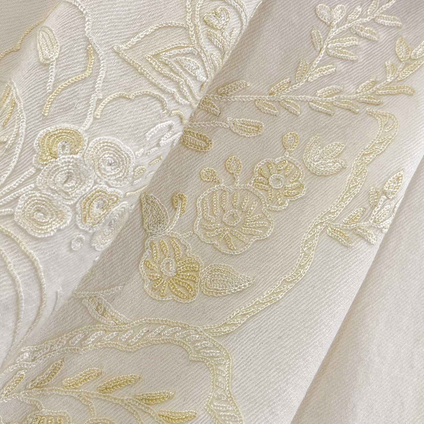 【期間限定スペシャル価格】ウールアリー手刺繍ストール (ホワイト/イエロー)【19%OFF】