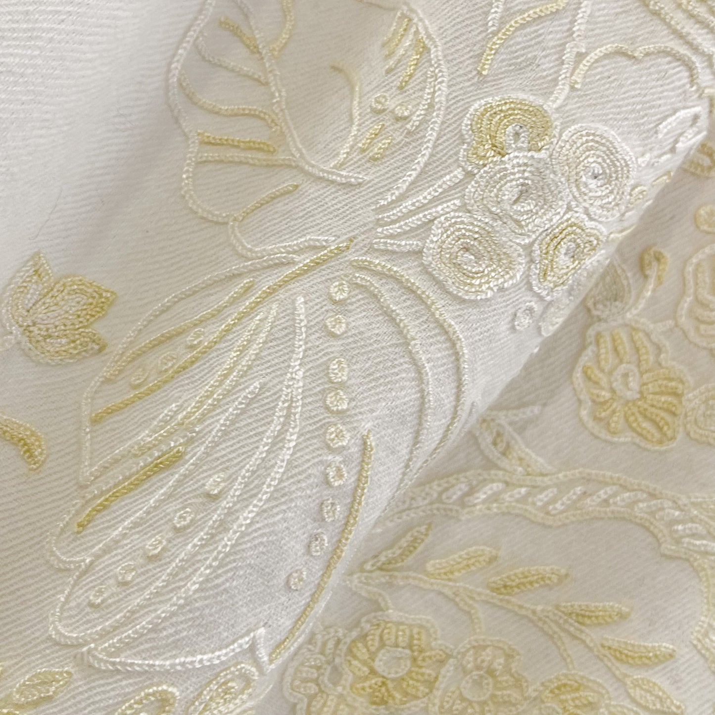 【期間限定スペシャル価格】ウールアリー手刺繍ストール (ホワイト/イエロー)【19%OFF】