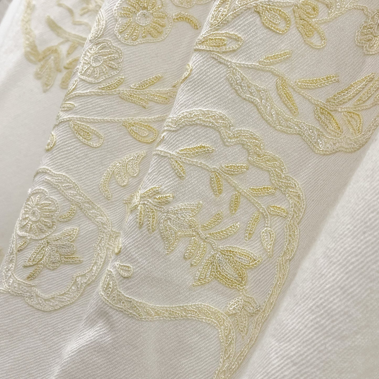【期間限定スペシャル価格】ウールアリー手刺繍ストール (ホワイト/イエロー)【19%OFF】