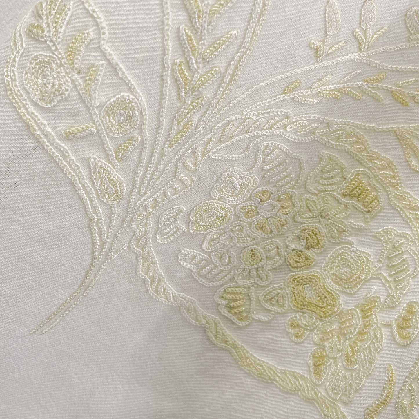 【期間限定スペシャル価格】ウールアリー手刺繍ストール (ホワイト/イエロー)【19%OFF】