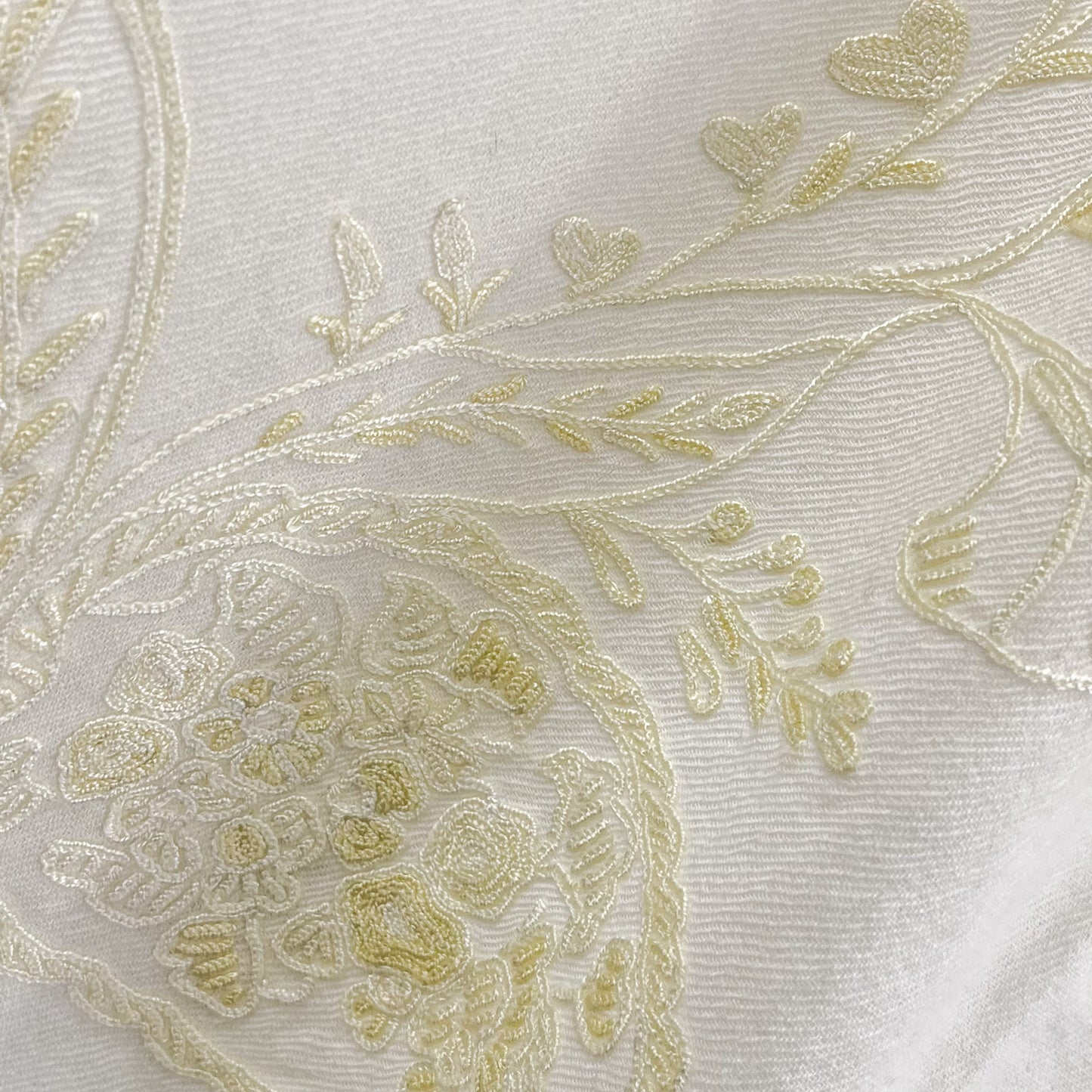 【期間限定スペシャル価格】ウールアリー手刺繍ストール (ホワイト/イエロー)【19%OFF】