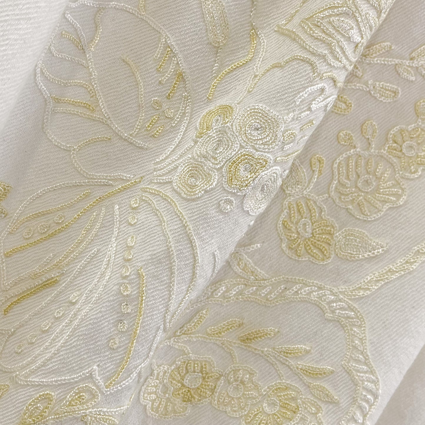 【期間限定スペシャル価格】ウールアリー手刺繍ストール (ホワイト/イエロー)【19%OFF】