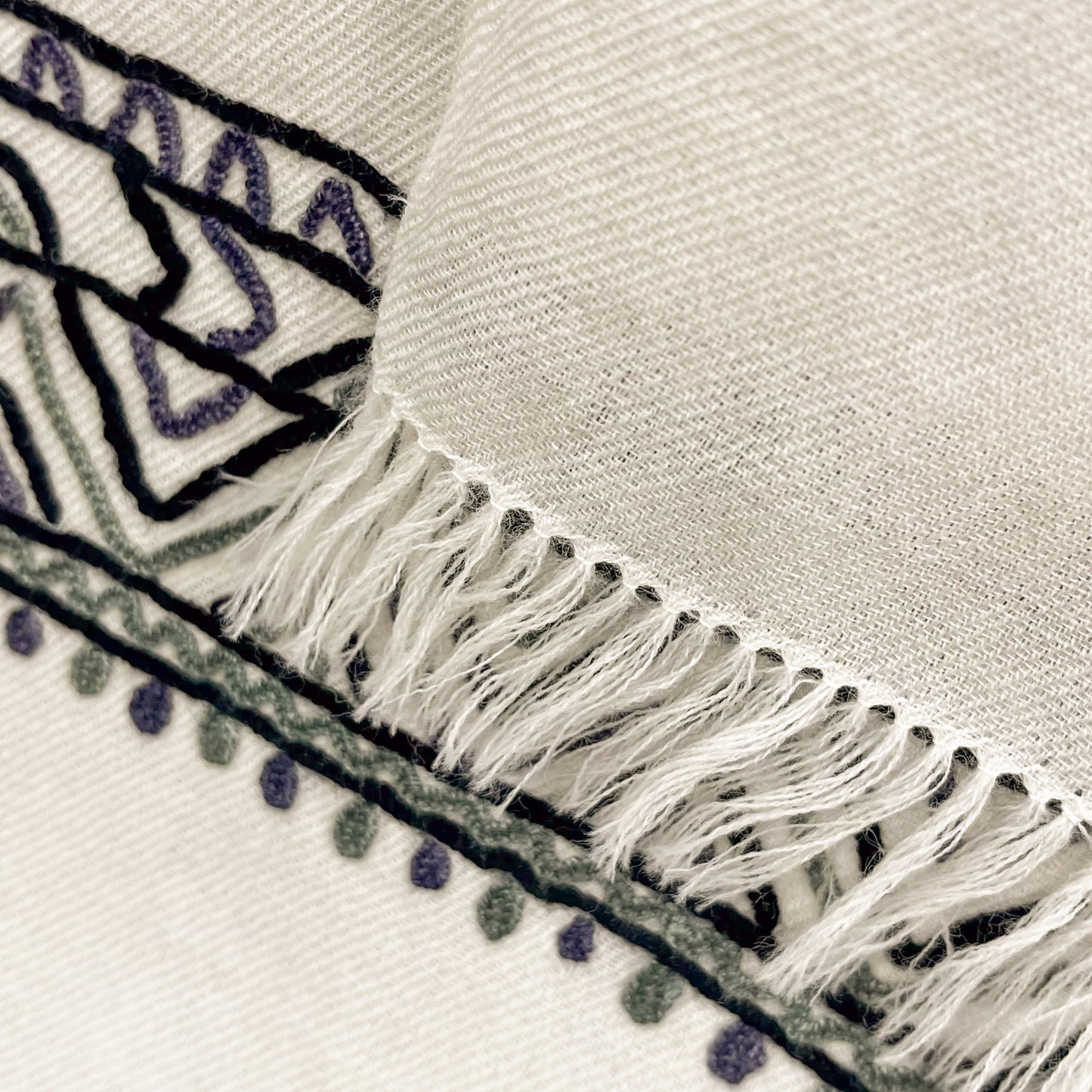 ウール アリー手刺繍ストール (ホワイト/ブラック)