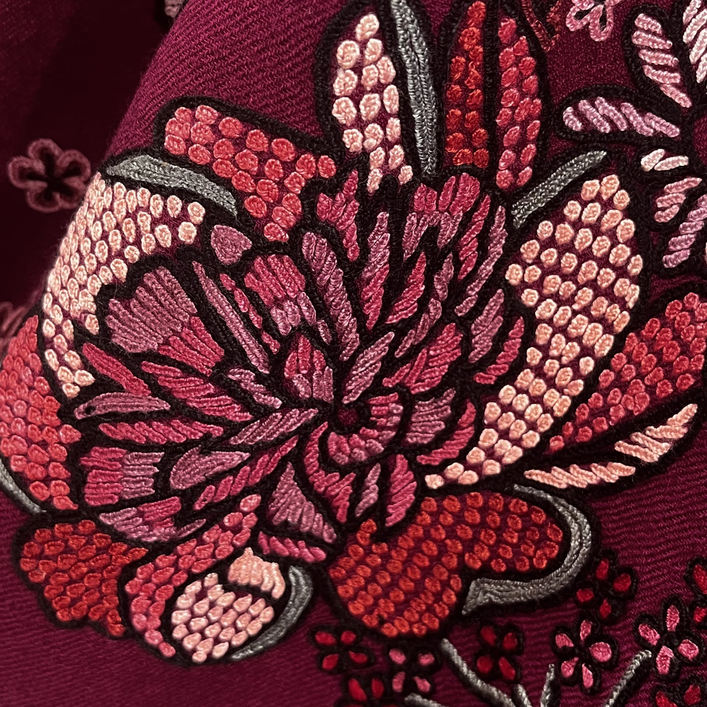 FLOWER MERRY GO ROUND ウール アリー手刺繍ストール (ラディッシュパープル)