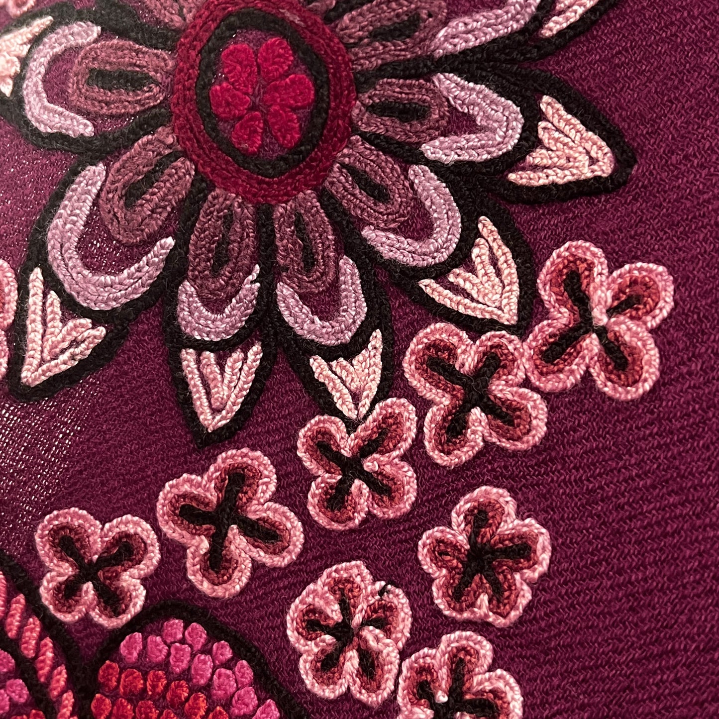 FLOWER MERRY GO ROUND ウール アリー手刺繍ストール (ラディッシュパープル)