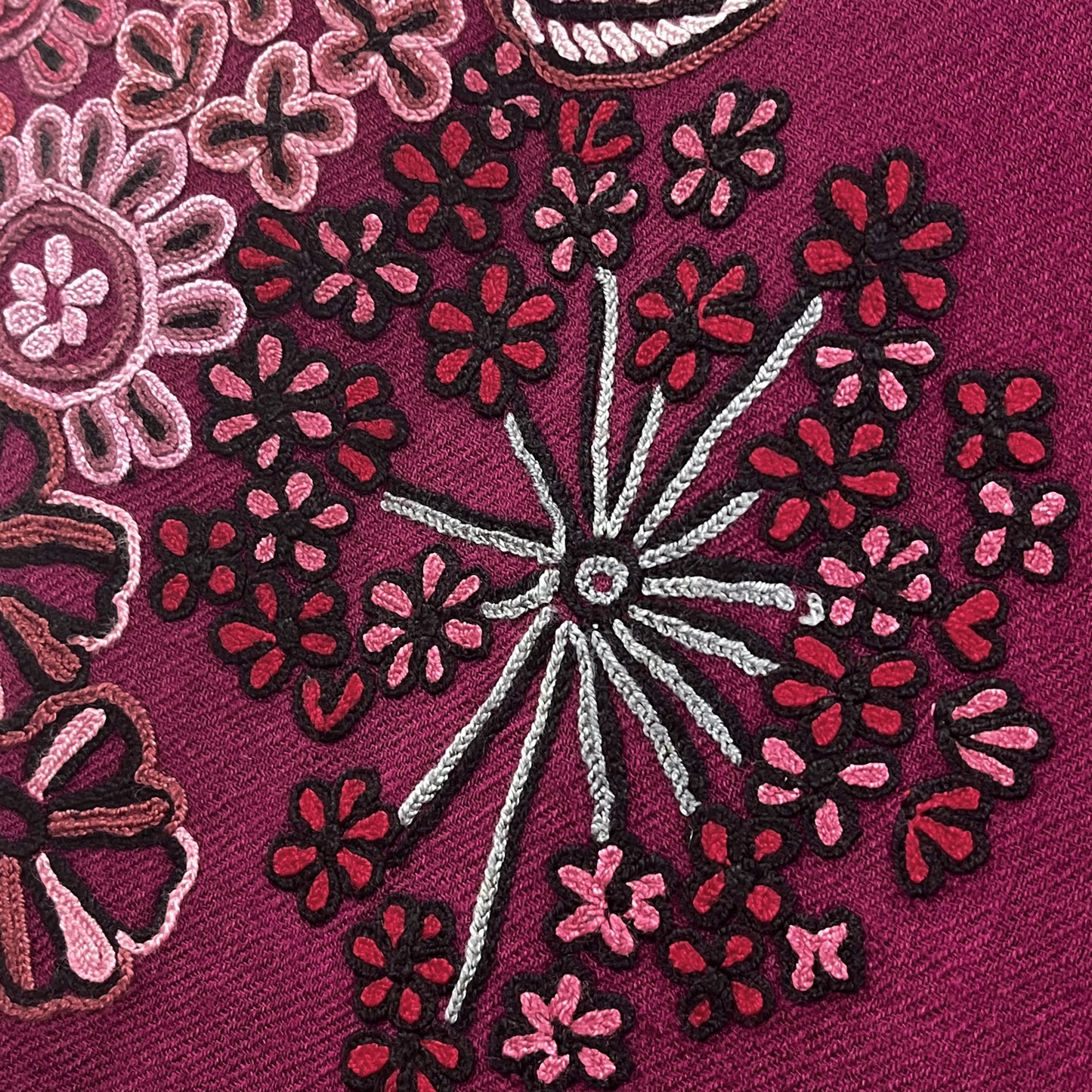 FLOWER MERRY GO ROUND ウール アリー手刺繍ストール (ラディッシュパープル)