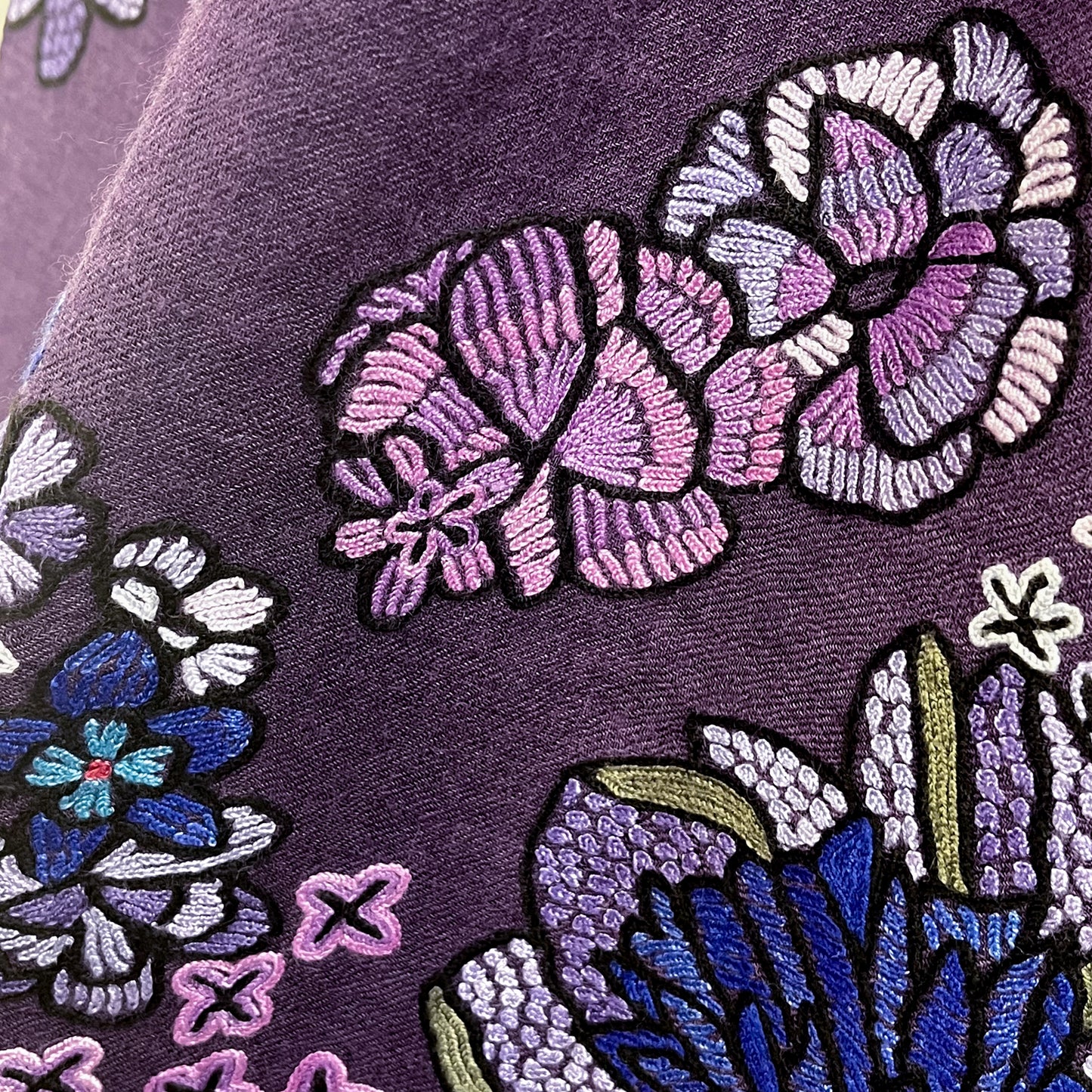 FLOWER MERRY GO ROUND ウール アリー手刺繍ストール (ダークパープル)