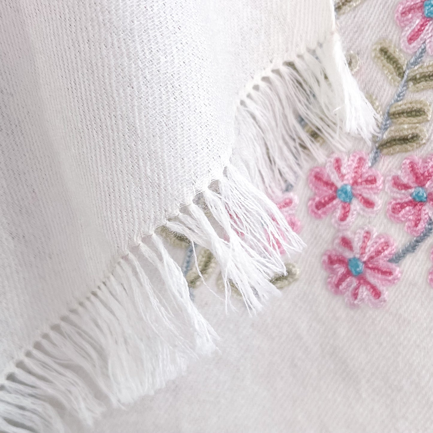 Spring Garden ウール アリー手刺繍ストール (ホワイト/マルチ)