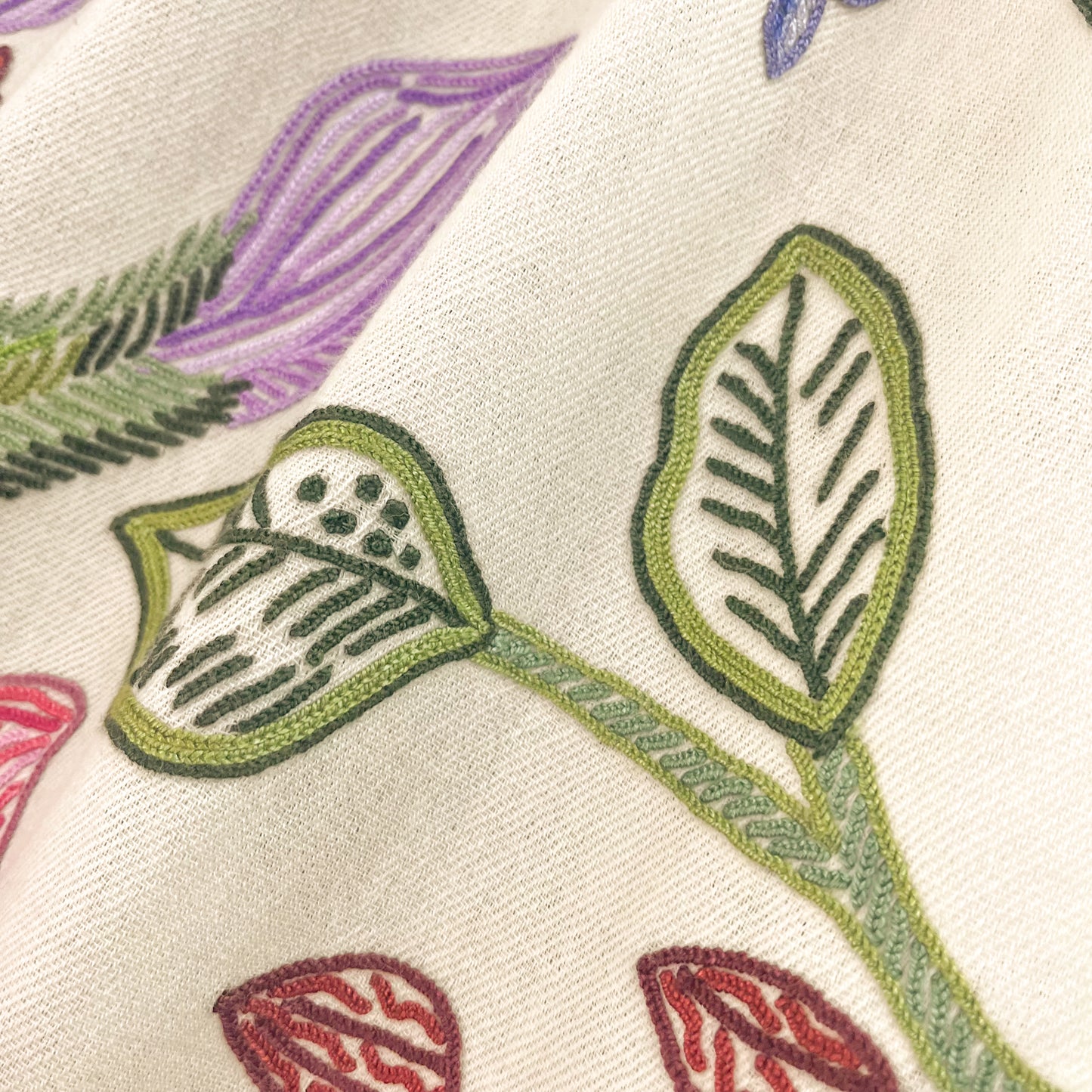 Flower Celebrationウール アリー手刺繍ストール(ホワイト/マルチ)