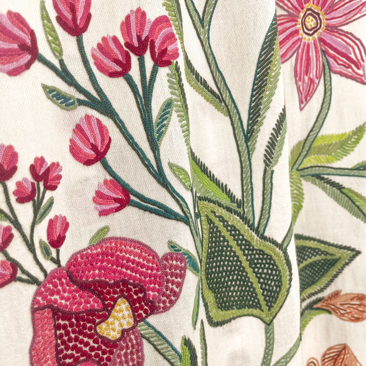 Flower Celebrationウール アリー手刺繍ストール(ホワイト/マルチ)