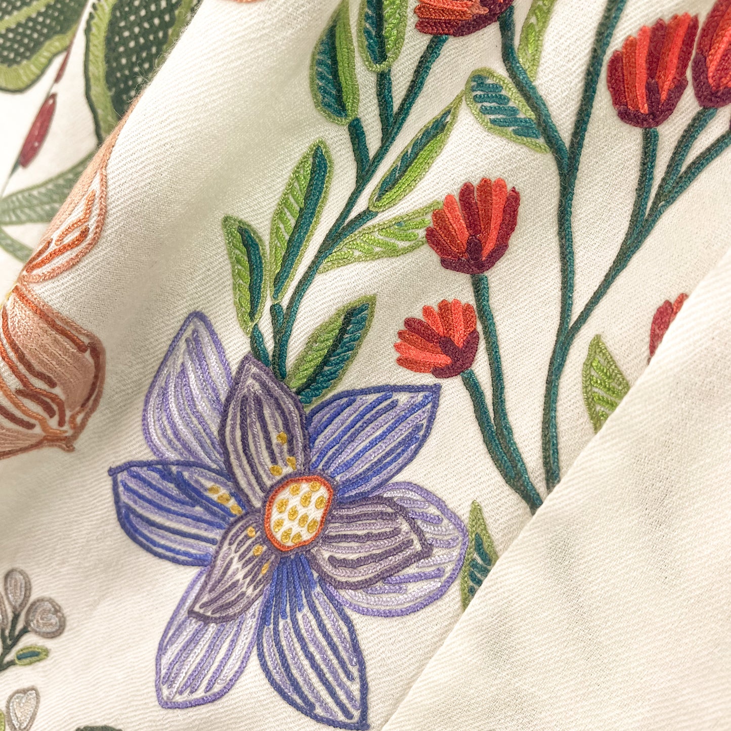 Flower Celebrationウール アリー手刺繍ストール(ホワイト/マルチ)