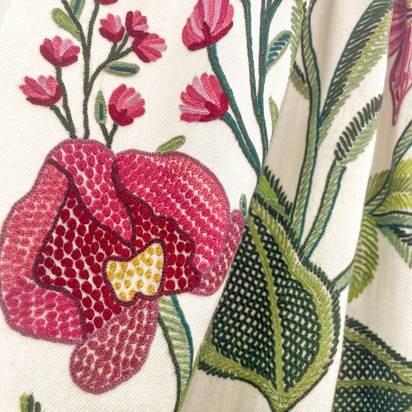 Flower Celebrationウール アリー手刺繍ストール(ホワイト/マルチ)