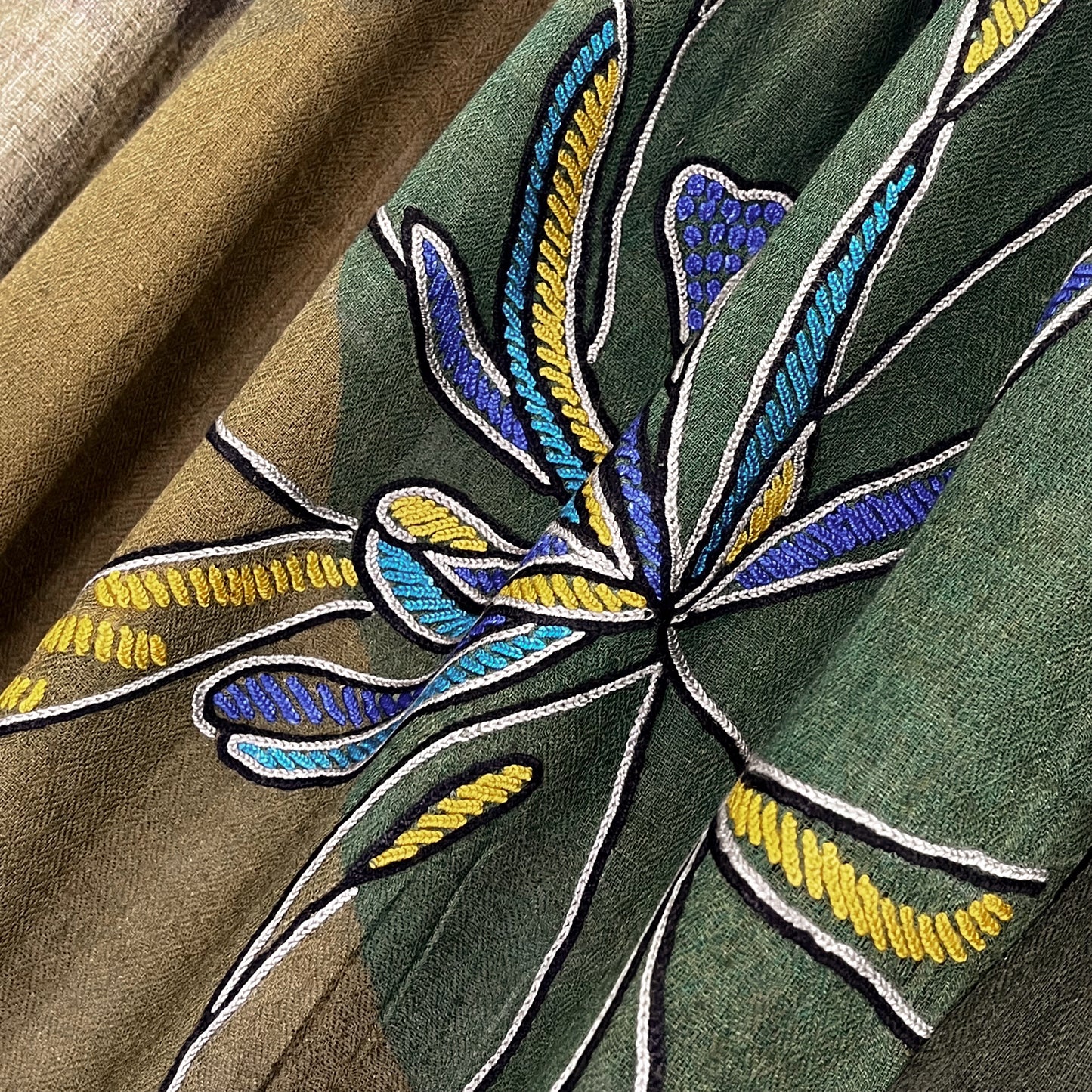 Graphic Flower スーパーファインウール&シルク アリー手刺繍ストール(ダークカーキ)