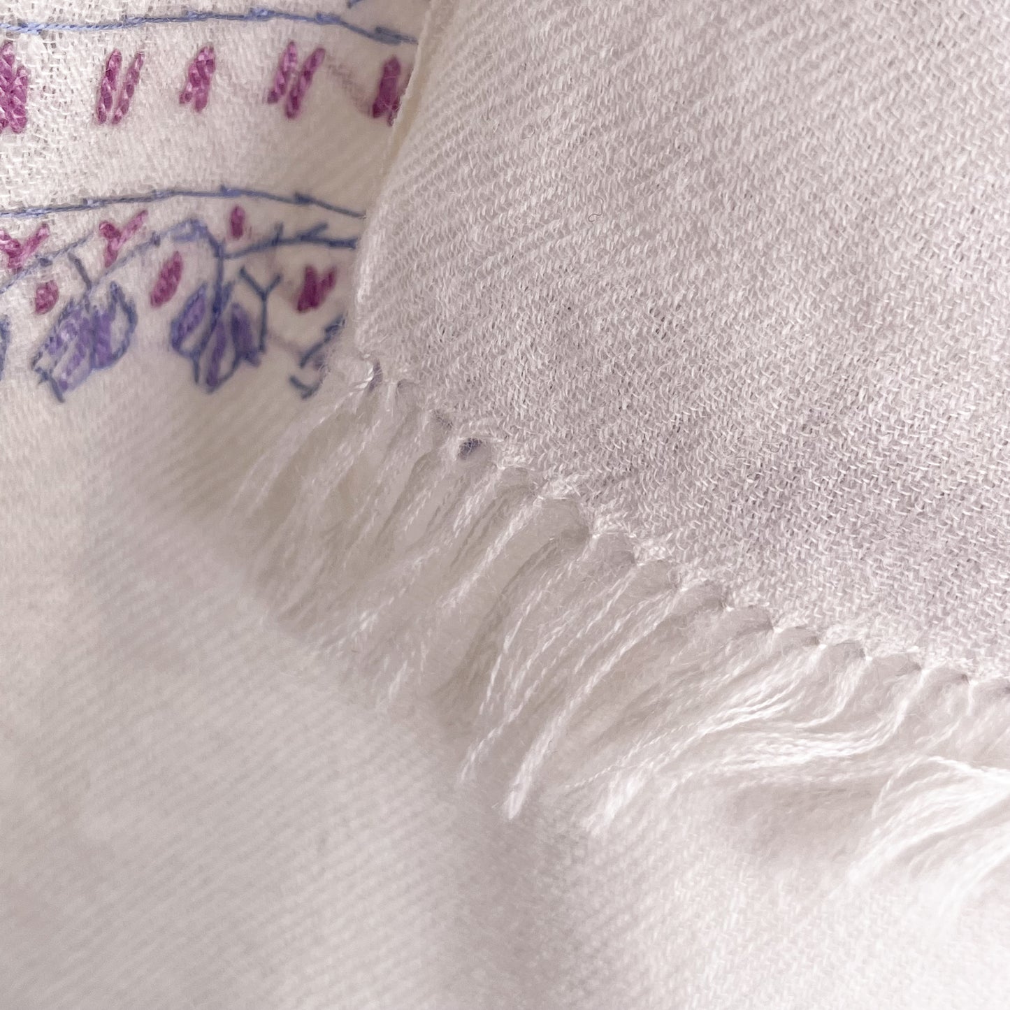 ウール ニードル手刺繍ストール (ホワイト/パープル)