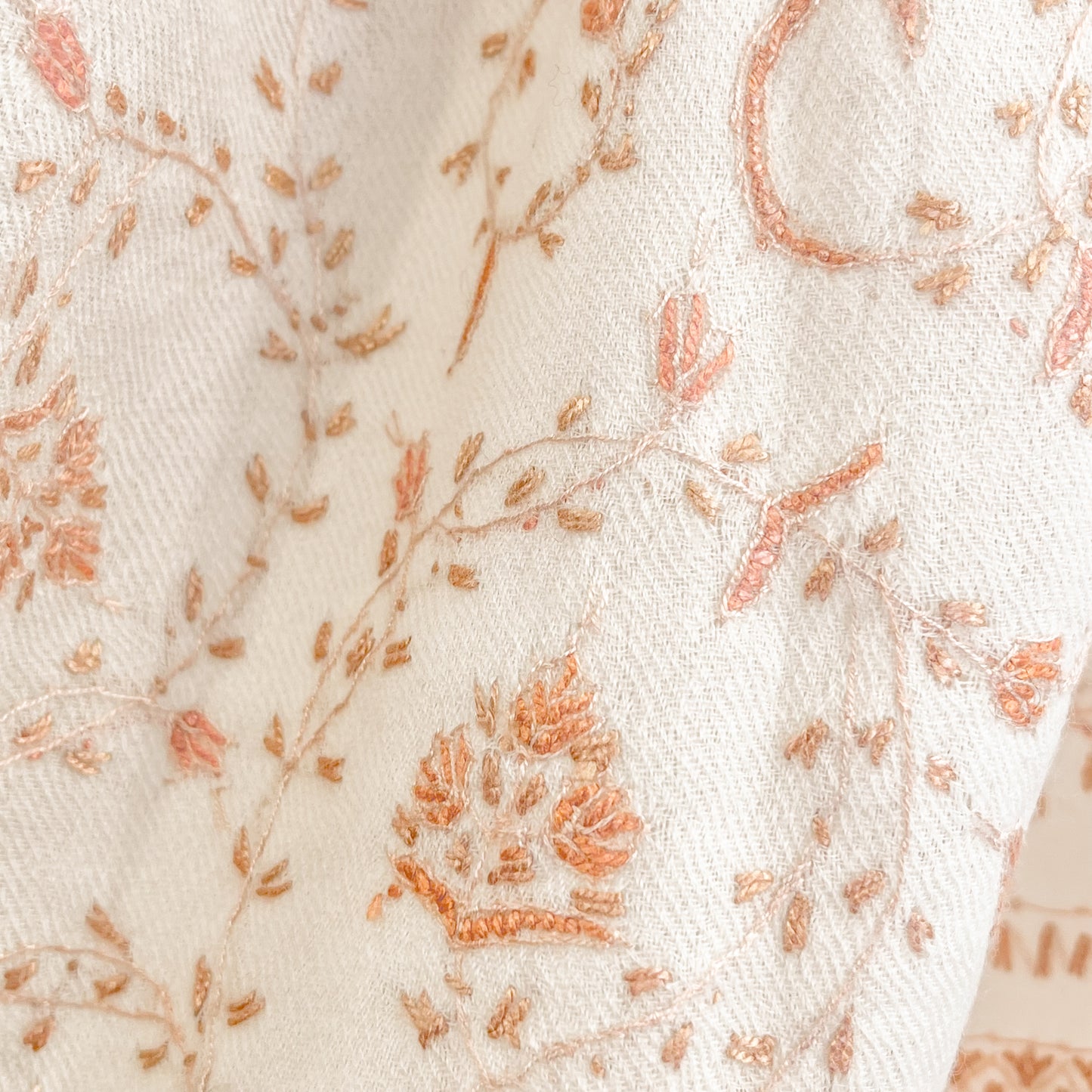 ウール ニードル手刺繍ストール (ホワイト/ライトオレンジ)