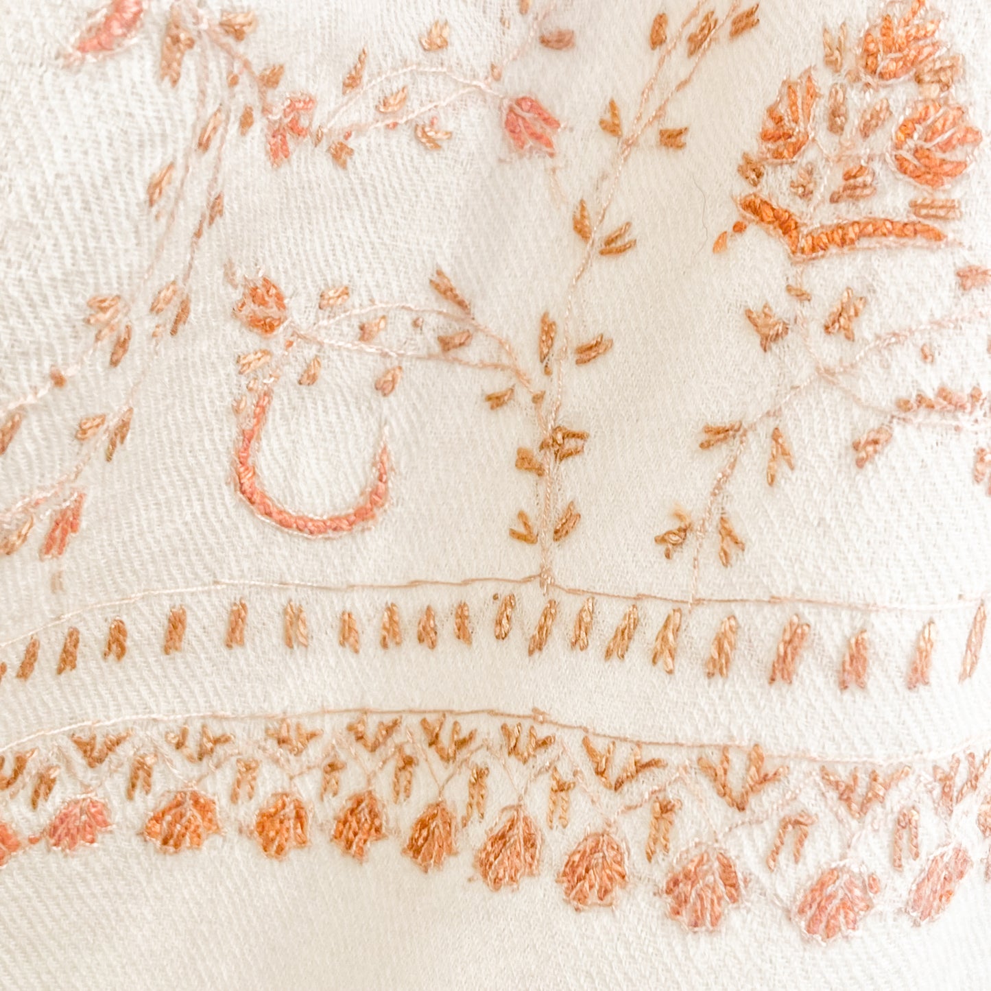 ウール ニードル手刺繍ストール (ホワイト/ライトオレンジ)