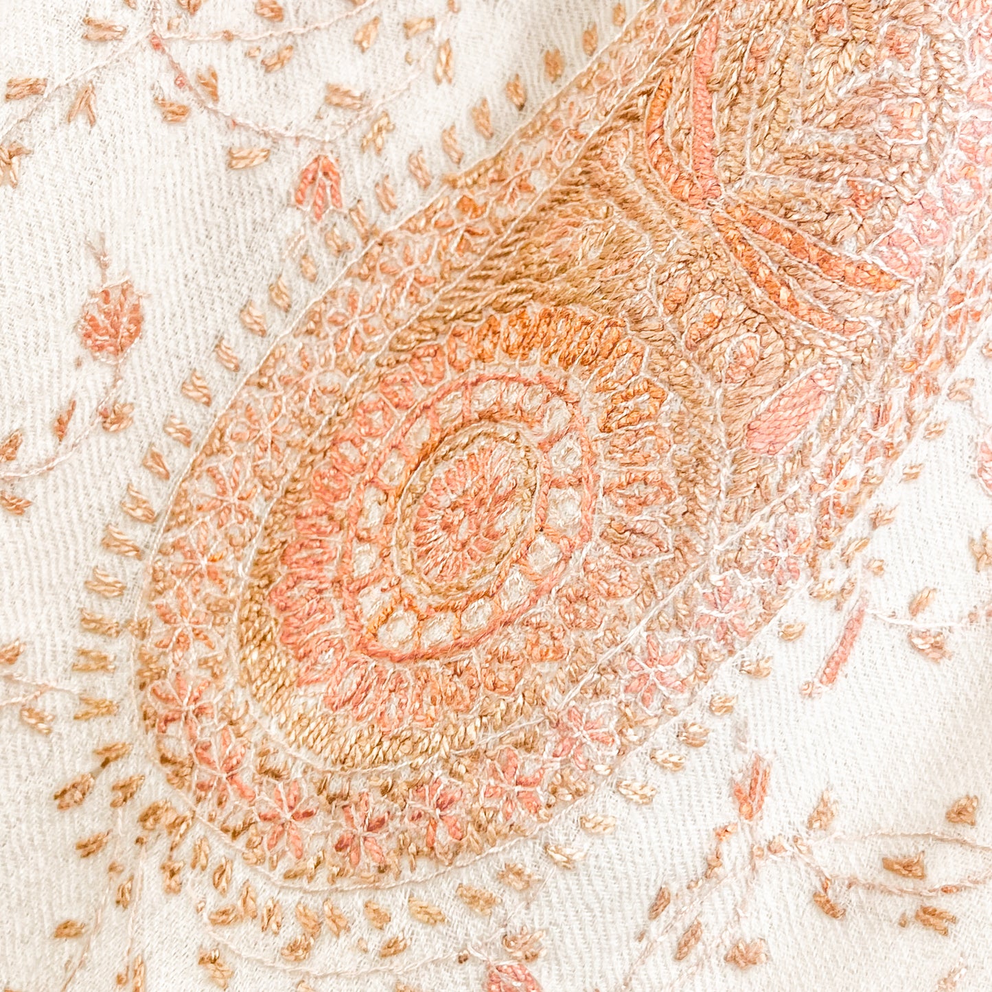 ウール ニードル手刺繍ストール (ホワイト/ライトオレンジ)