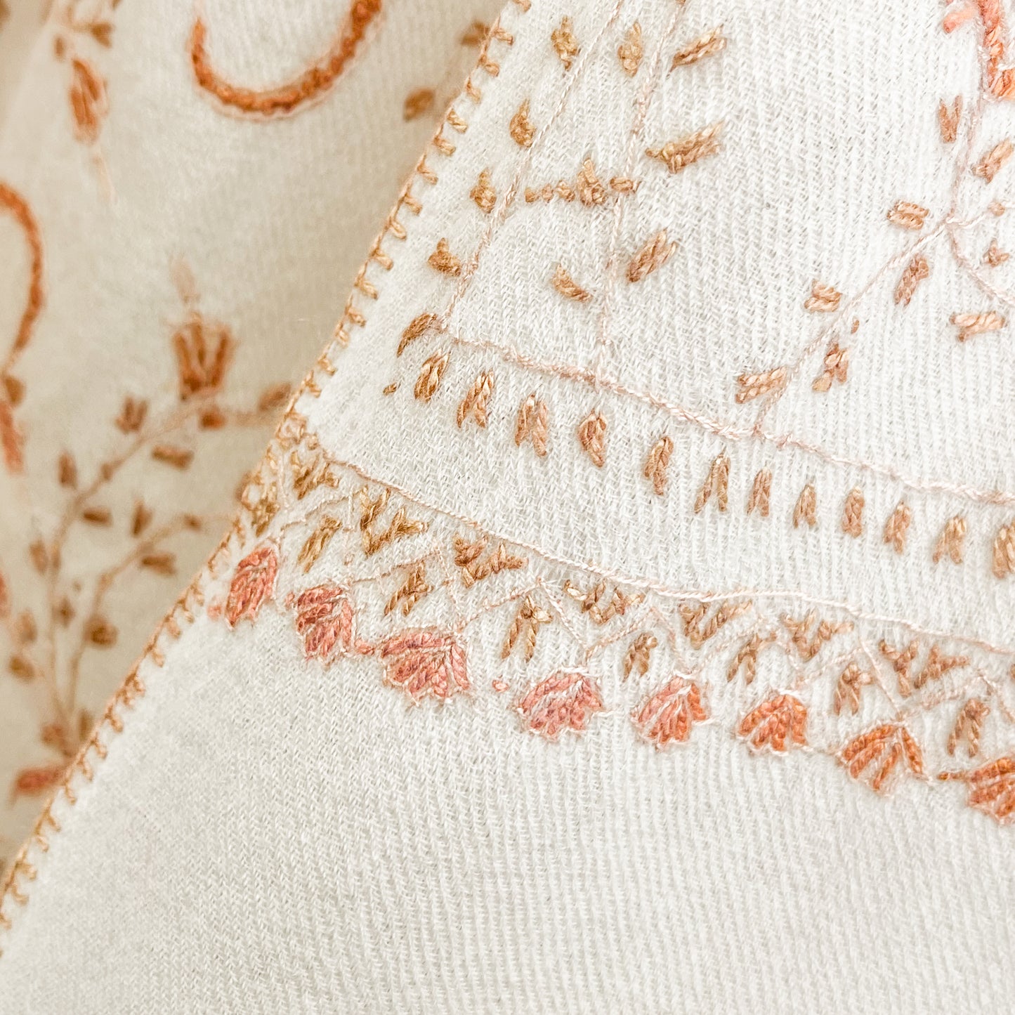 ウール ニードル手刺繍ストール (ホワイト/ライトオレンジ)