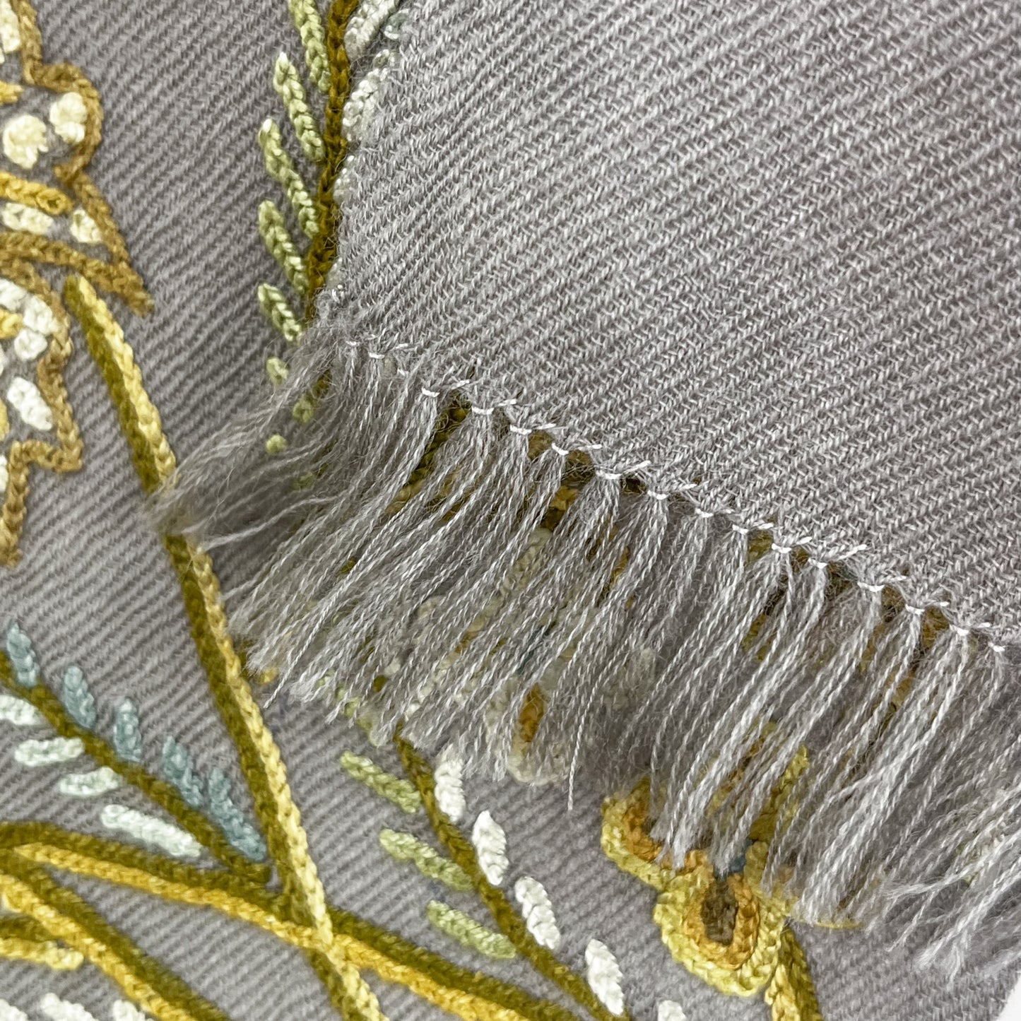 フラワーモチーフウール アリー手刺繍ストール(グレージュ/イエロー)