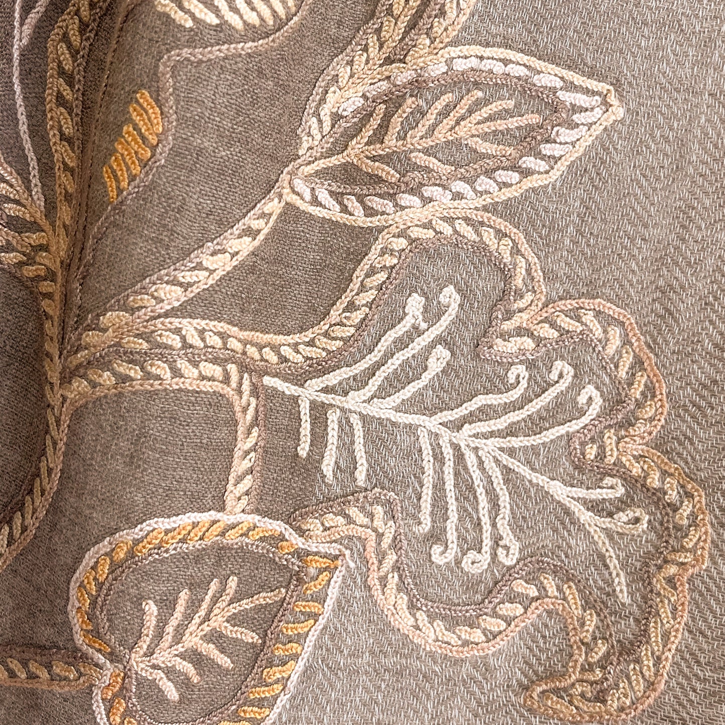 ウール&シルク アリー手刺繍ストール (ベージュ)