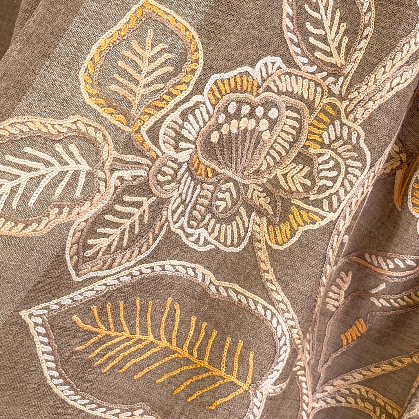 ウール&シルク アリー手刺繍ストール (ベージュ)