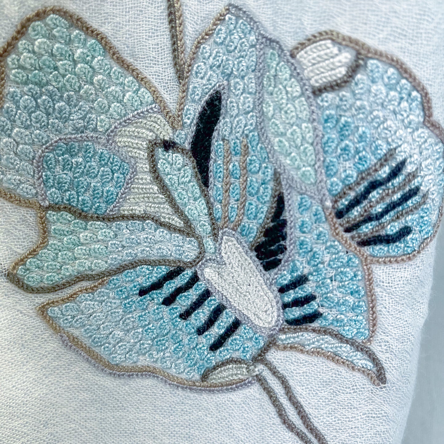 Utopian Flowers 薄手ウール&シルク アリー手刺繍ストール (ペールブルー)