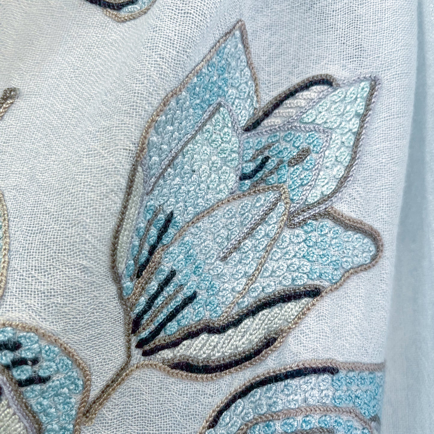 Utopian Flowers 薄手ウール&シルク アリー手刺繍ストール (ペールブルー)