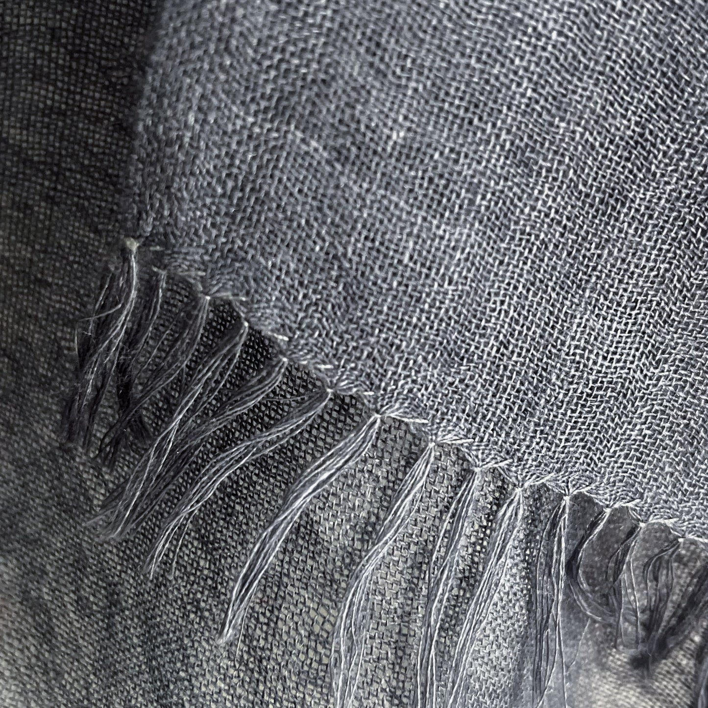 Jewelry Series 薄手ウール&シルク アリー手刺繍ストール (ダークグレー/イエロー)