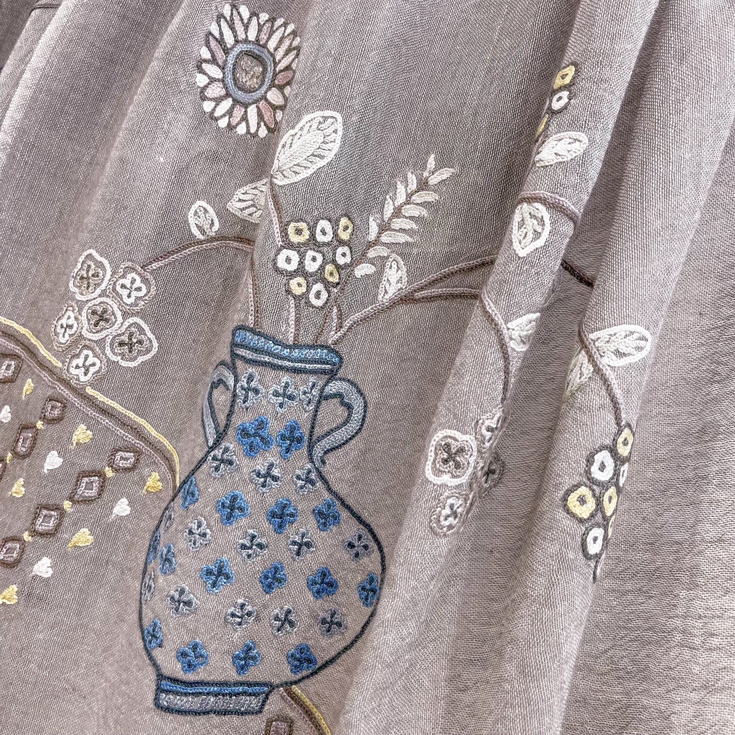 New Holiday Memories ウール/シルク 手刺繍ストール(グレージュ)