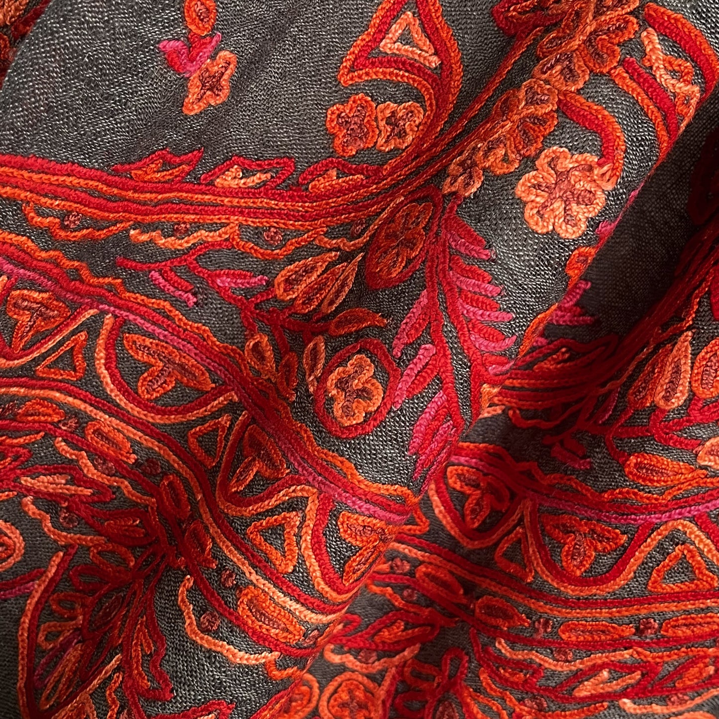 Lace 薄手ウール&シルク アリー手刺繍ストール (ダークグレー/レッド)