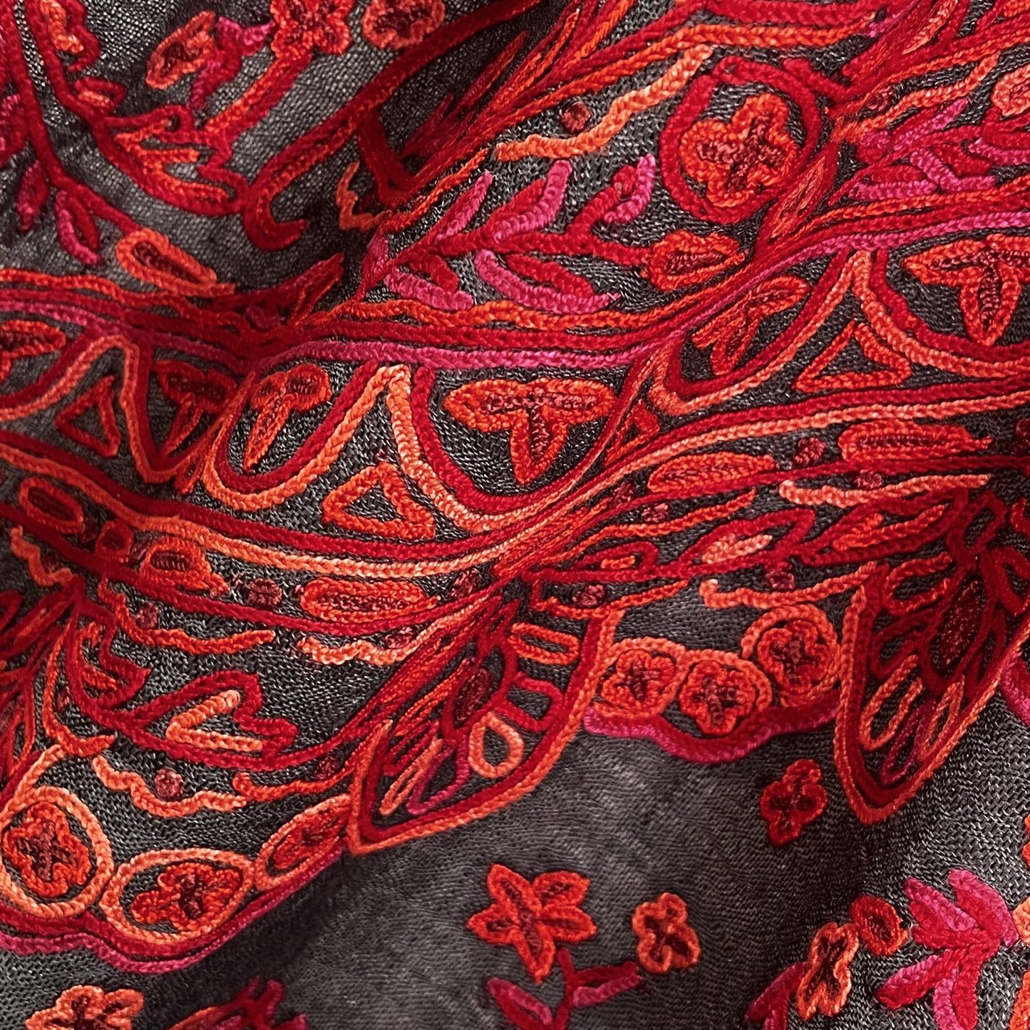 Lace 薄手ウール&シルク アリー手刺繍ストール (ダークグレー/レッド)