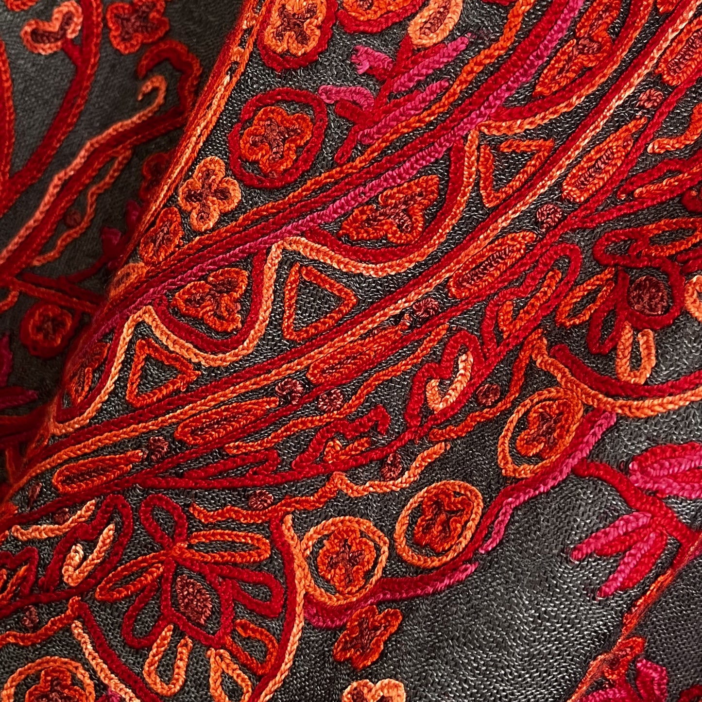 Lace 薄手ウール&シルク アリー手刺繍ストール (ダークグレー/レッド)