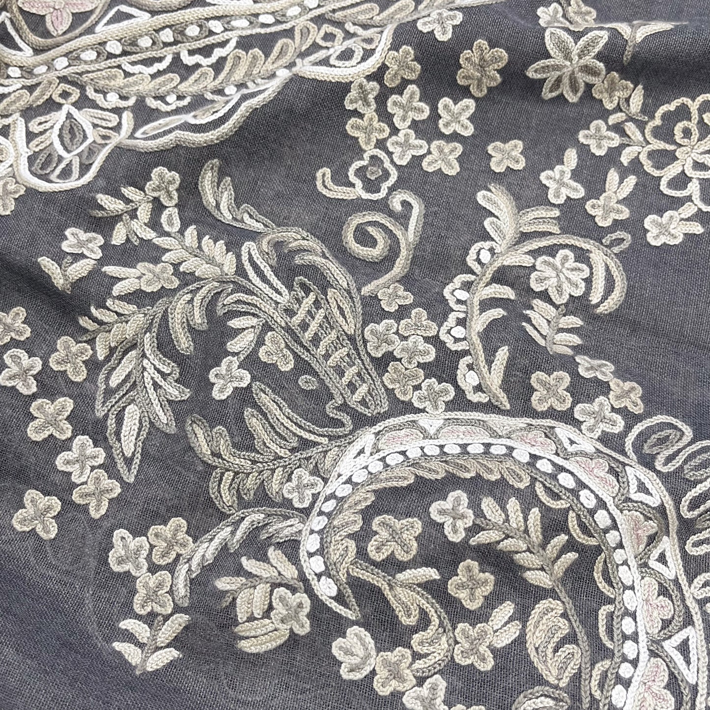 Lace 薄手ウール&シルク アリー手刺繍ストール (ダークグレー/グレージュ)