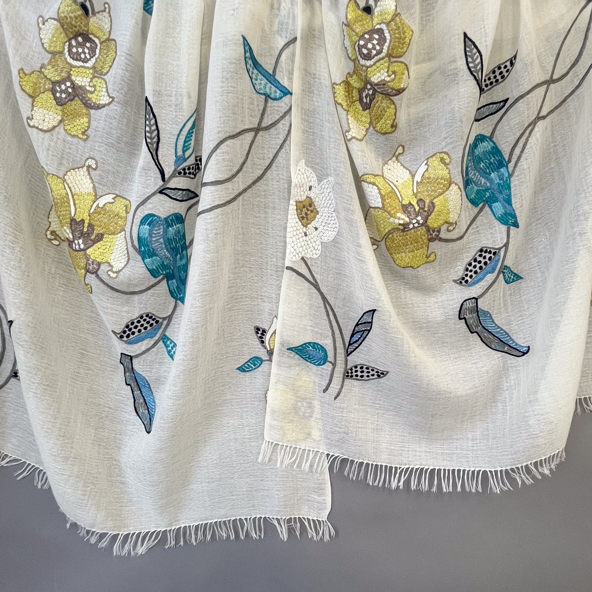 フラワー 薄手ウール&シルク 手刺繍ストール (ホワイト) – TARA BLANCA
