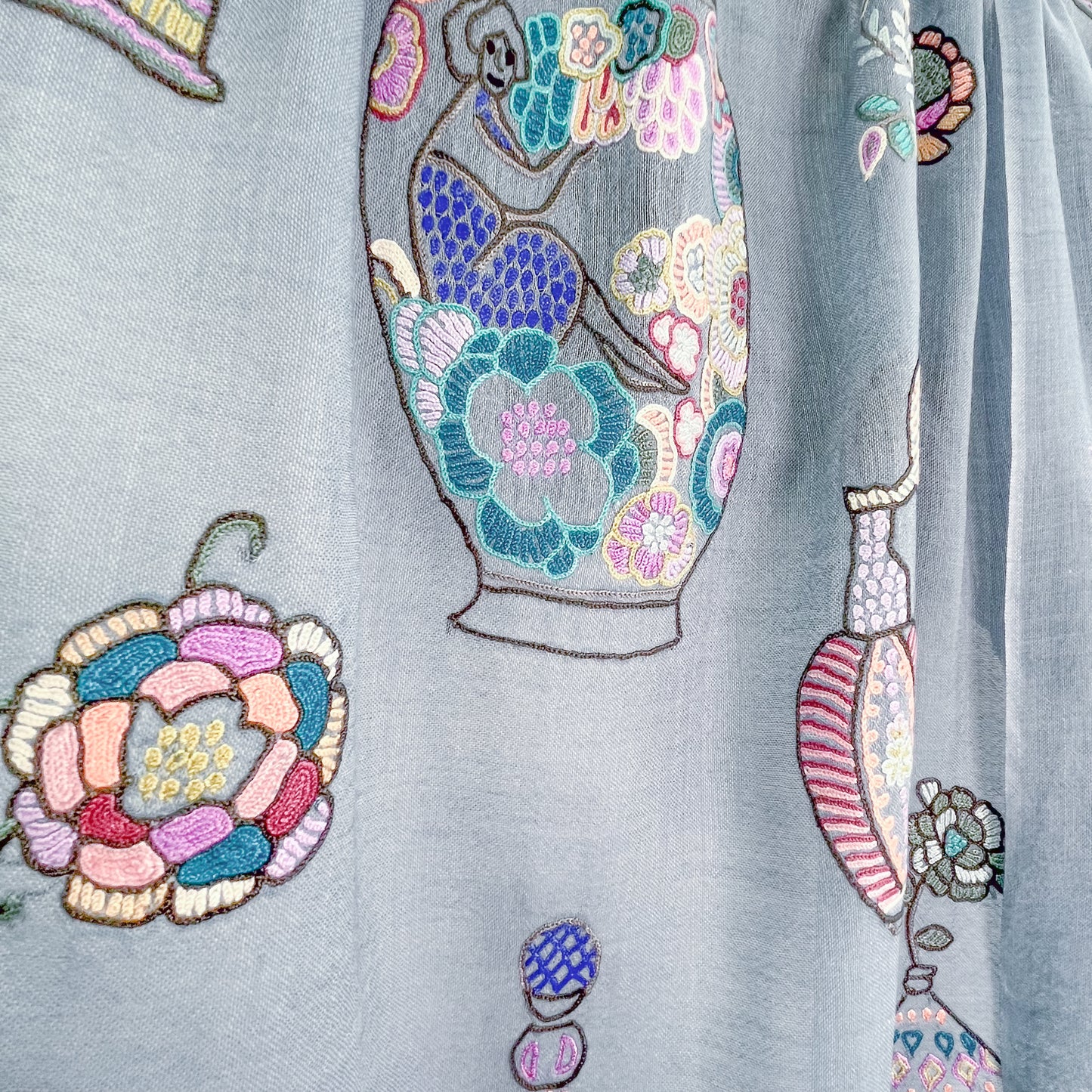 薄手ウールシルク アリー手刺繍ストール (ブルーグレー/ライトブルー)